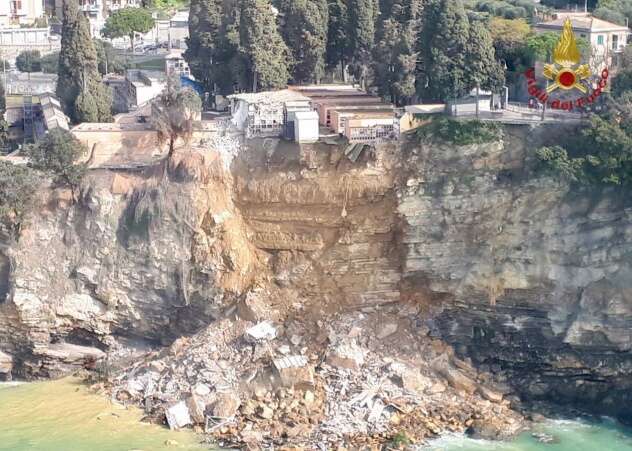 Landslide2Bcarries2B100 year old2Bcemetery2Binto2Bthe2Bsea