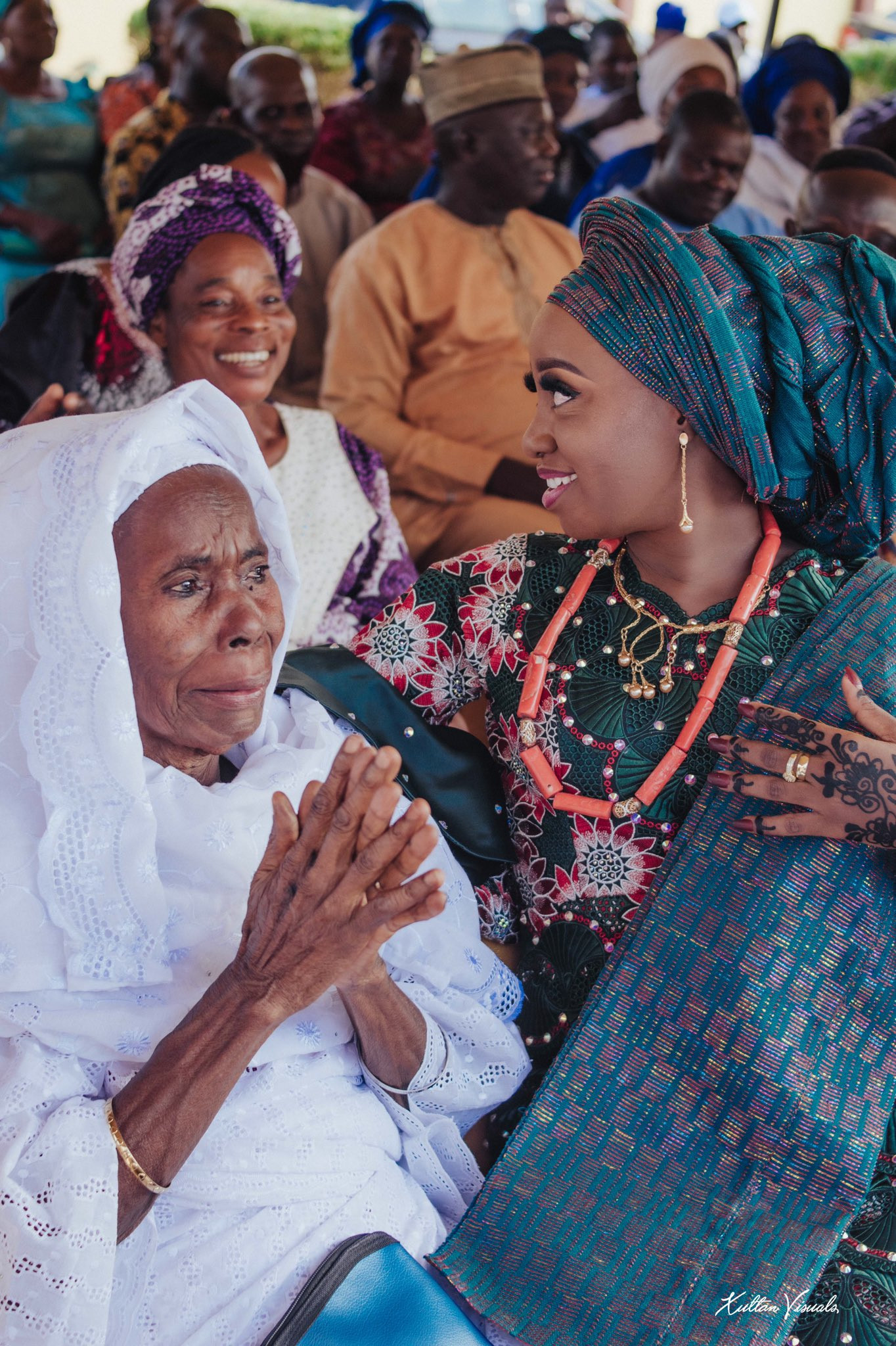 Heartwarming photos of a grandmum crying at her granddaughter's wedding 2 g3